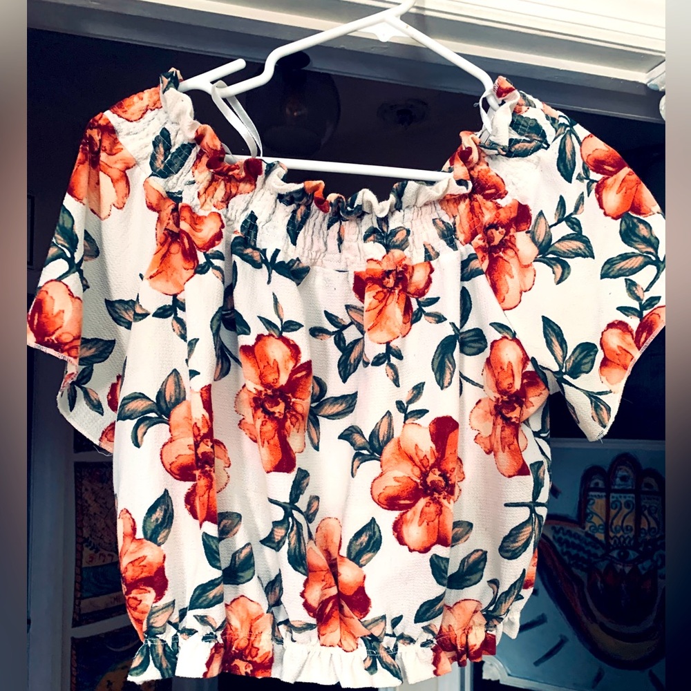 Love J on or off shoulder, cinched waist, floral top. Size XL